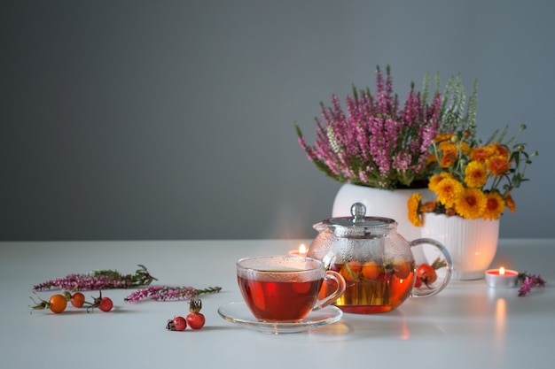 Thé De Rose Musquée Sur Table Blanche Dans La Cuisine