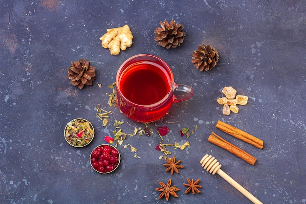 Thé Rouge Dans Une Tasse En Verre Et Une Théière Parmi Les Pétales De Feuilles De Thé Sec Et Les Pommes De Pin