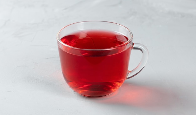 Thé rouge dans une tasse en verre transparent