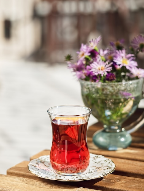 Thé rouge dans un verre sur une plaque