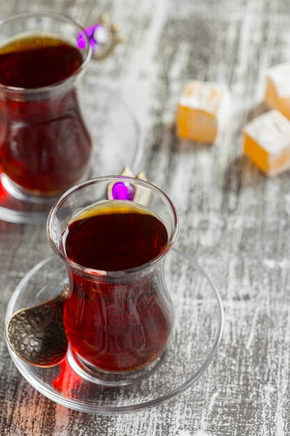 Thé rouge dans des verres turcs sur une table en bois