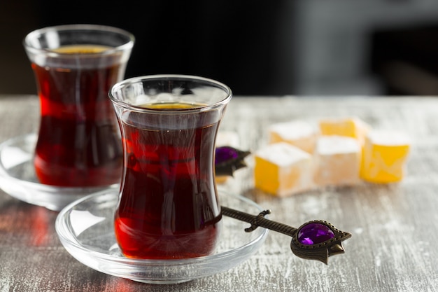 Thé rouge dans des verres turcs sur une table en bois