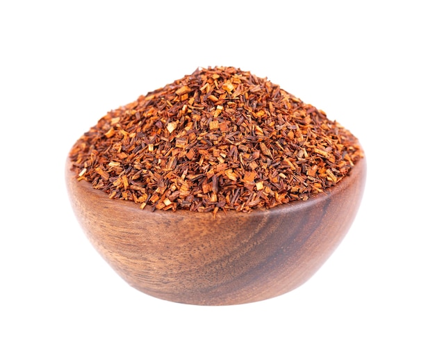 Thé rouge Rooibos dans un bol en bois isolé sur fond blanc tisane traditionnelle et bio