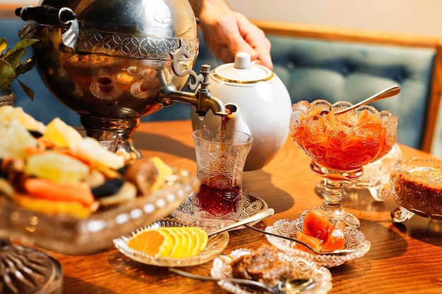 Le thé d'un samovar dans une salle de thé