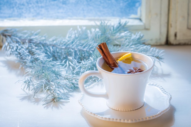 Thé savoureux et sucré à la cannelle et à l'orange pour Noël