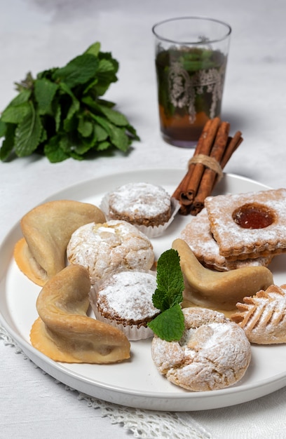 Thé traditionnel à la menthe et assortiment de bonbons arabes