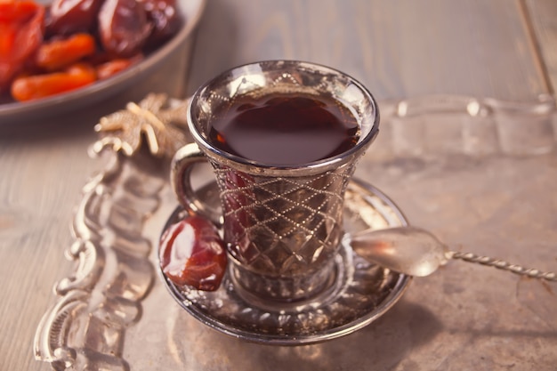 Thé turc dans une tasse sur le plateau en métal