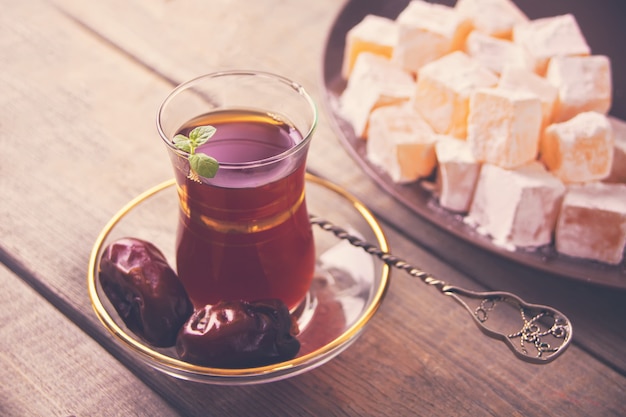 Thé turc dans une tasse en verre traditionnel sur la table en bois