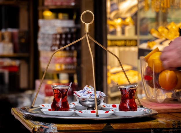 Thé turc dans des tasses en verre traditionnelles sur un plateau en métal