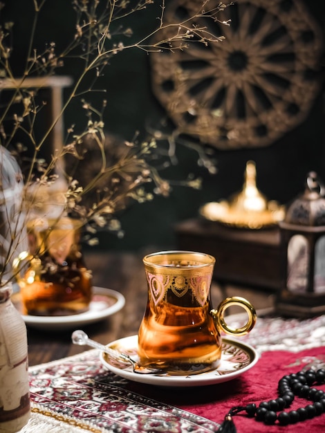 Photo thé turc sur la table servi avec des fruits de datte l'un des aliments sunnah pour le petit déjeuner