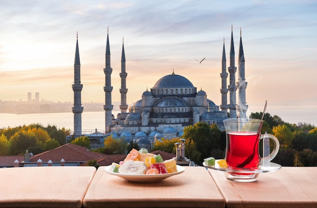 Thé turc traditionnel devant la Mosquée Bleue Istanbul