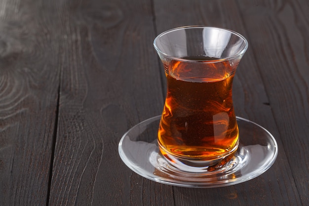 Thé en verre armudu traditionnel azerbaïdjanais (en forme de poire)