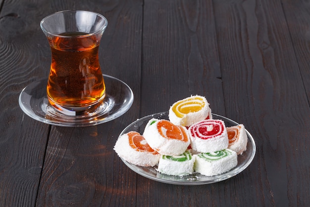 Thé en verre armudu traditionnel avec des bonbons