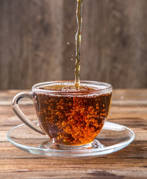 Thé versé dans une tasse, soucoupe