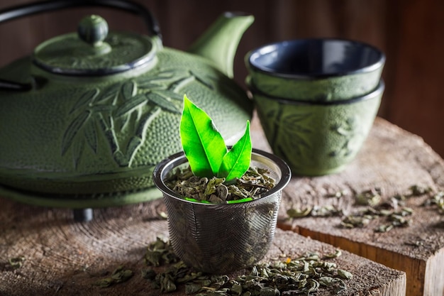 Thé vert aromatique avec théière et tasse en fer