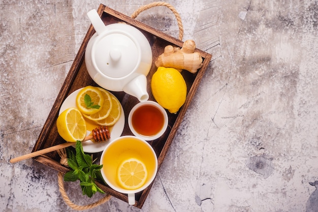 Thé vert au miel de citron, gingembre et menthe, stimulant de l'immunité et remèdes contre le rhume, vue de dessus.