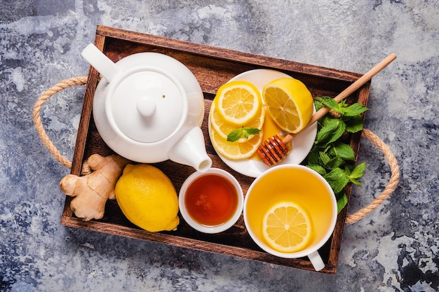 Thé vert au miel de citron, gingembre et menthe, stimulant de l'immunité et remèdes contre le rhume, vue de dessus.