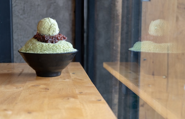 Thé vert Bingsu avec haricots rouges - Dessert coréen sur une table en bois