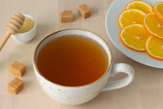 Le thé vert est versé dans une tasse