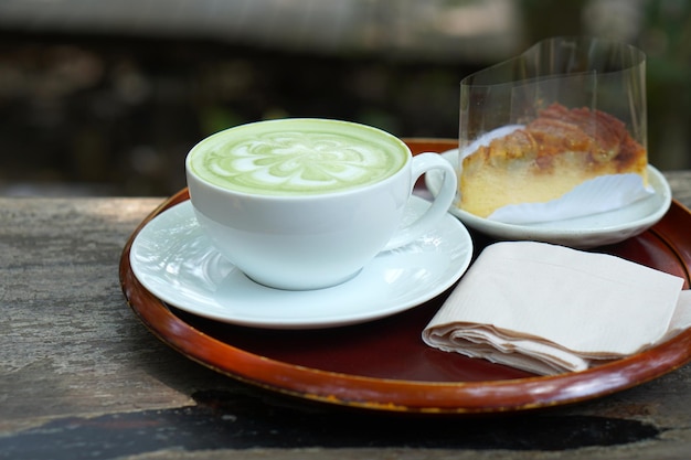 Thé vert frais dans un verre