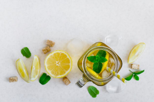 Thé vert glacé au citron et à la menthe dans un bocal en verre.