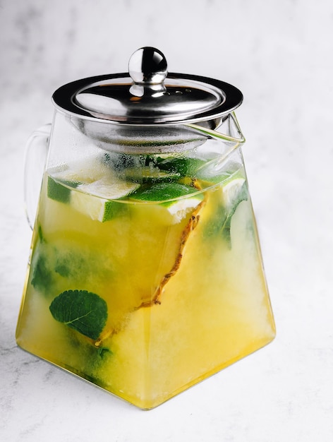Thé vert glacé au fruit de la passion ou limonade au citron vert et à la menthe