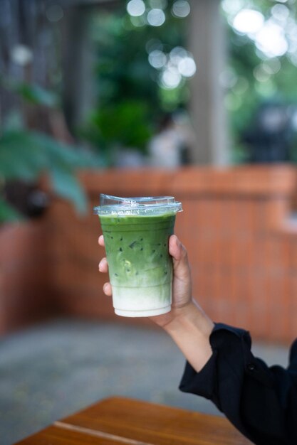 Photo un thé vert glacé dans un café.