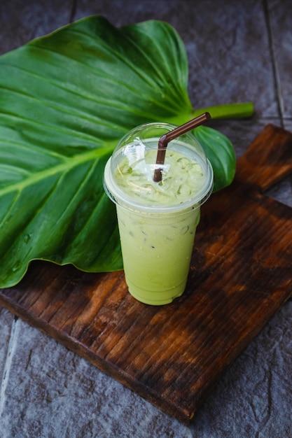 Thé vert glacé dans une tasse à emporter