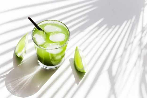 Thé vert glacé matcha au citron vert et menthe fraîche sur fond blanc Espace de copie