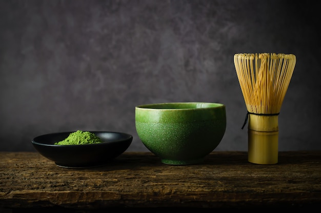Photo thé vert japonais matcha avec fouet en bambou