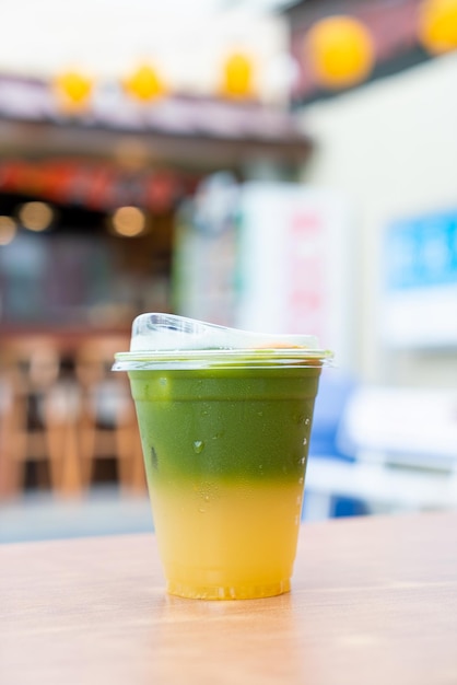 Thé vert matcha au soda au yuzu