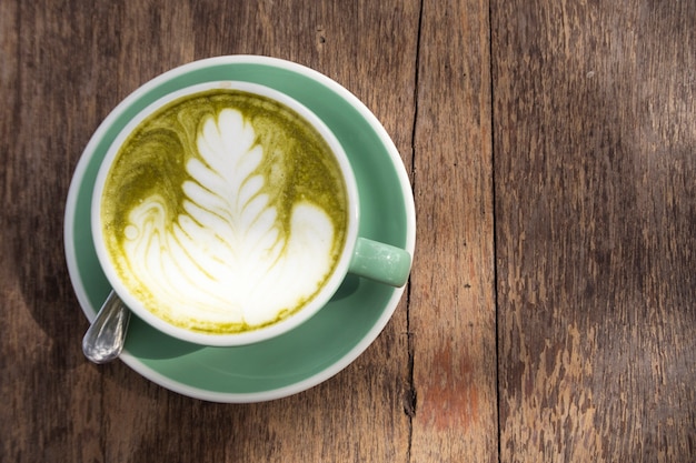 Thé vert matcha collé sur une table en bois. vue de dessus