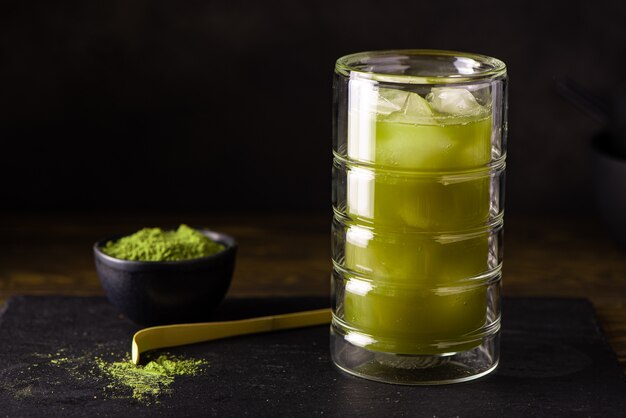 Thé vert matcha glacé avec de la glace dans un grand verre