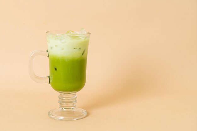 thé vert matcha glacé latte avec couche de lait en verre