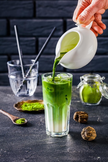 Thé vert matcha glacé ou matcha latte en verre