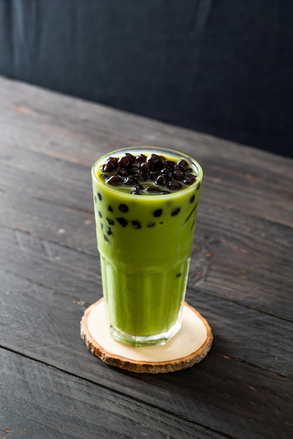 thé vert matcha latte avec bulle