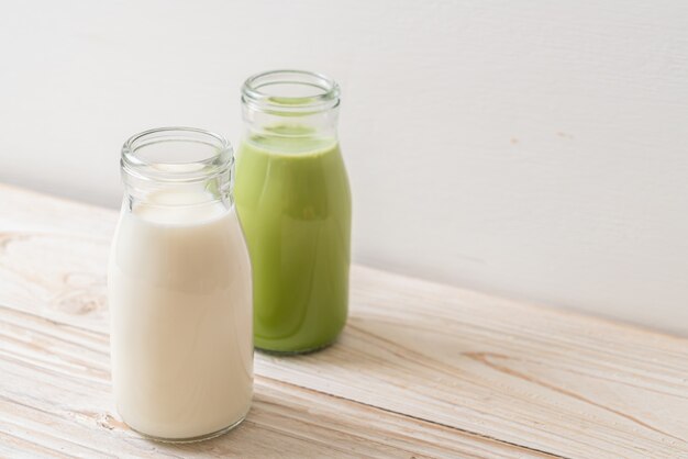 Thé vert matcha latte avec du lait frais en bouteille