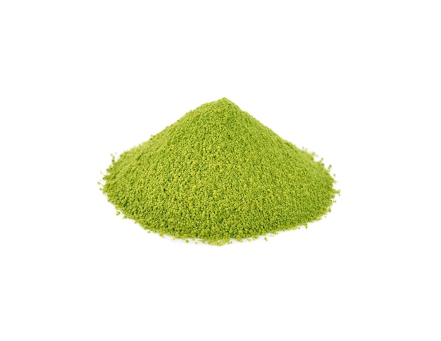 Thé vert matcha en poudre, isolé sur blanc