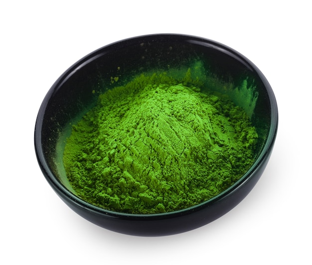 Thé vert matcha en poudre isolé sur blanc