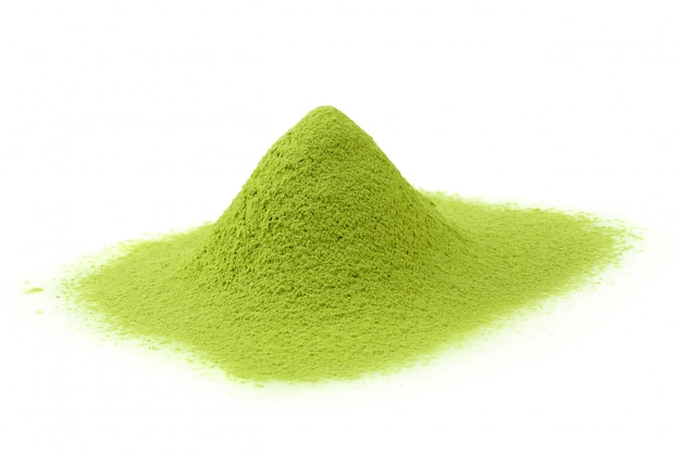 Thé vert en poudre Matcha isolé sur fond blanc