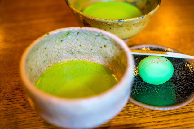 Thé vert traditionnel de style Kyoto dans une maison de thé japonaise