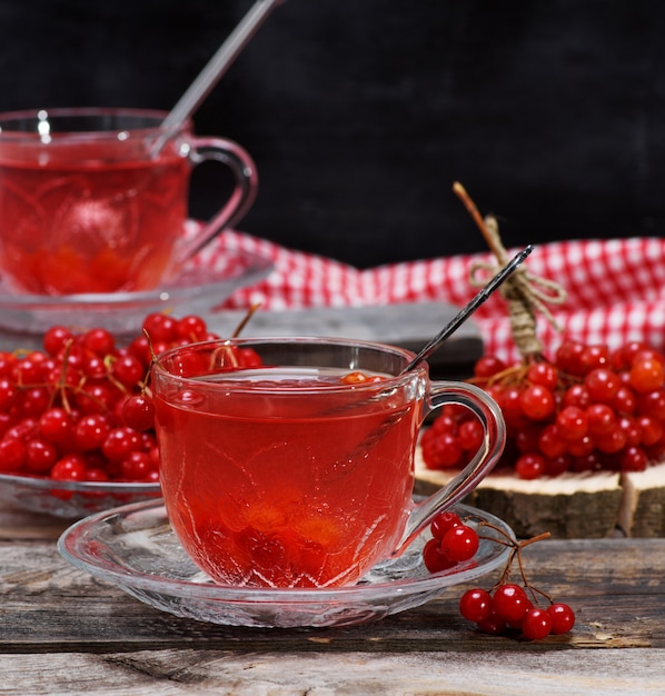 Thé viburnum chaud dans une tasse transparente avec une poignée