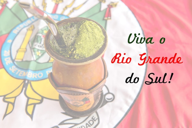 Thé yerba mate chimarrao traditionnel sur fond du drapeau de l'État du Rio Grande do Sul