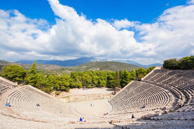 Photo le théâtre antique d'épidaure est un théâtre de la vieille ville grecque d'épidaure dédié à l'ancien dieu grec de la médecine, asclépios.