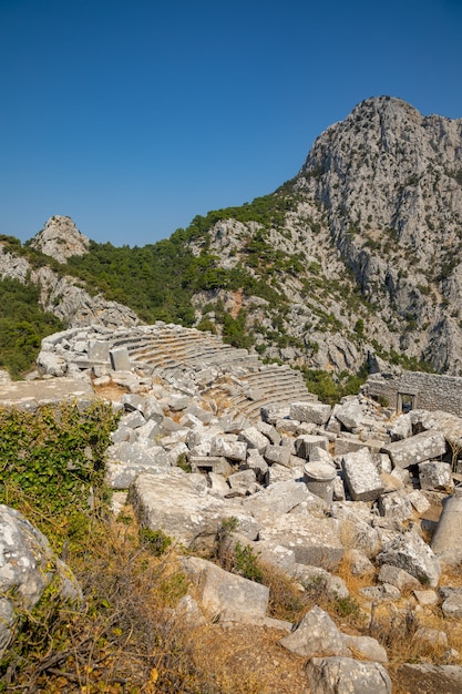 Un théâtre antique à Termessos sans touristes, ville près d'Antalya en Turquie