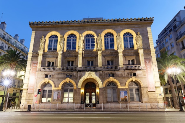 Le théâtre de l'Opéra de Toulon est le deuxième plus grand opéra de France Il est situé dans le centre historique de Toulon