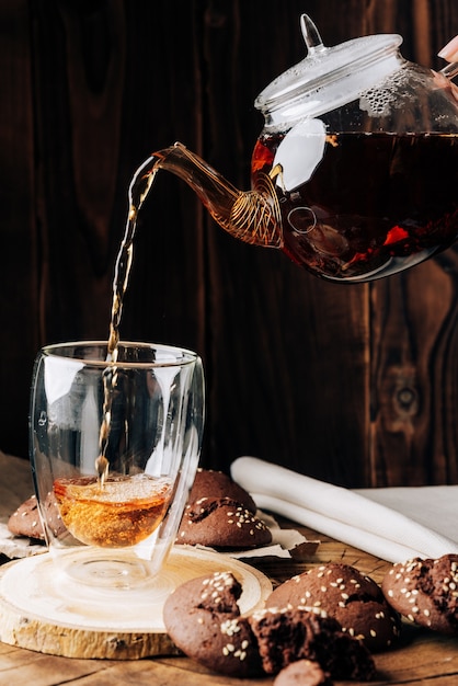 Théière au thé noir et biscuits au chocolat maison