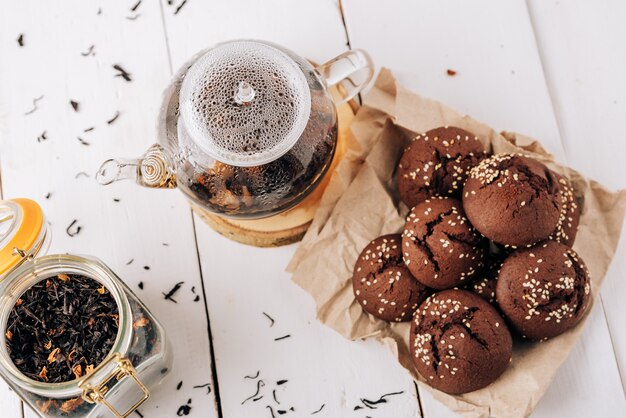 Théière au thé noir et biscuits au chocolat maison