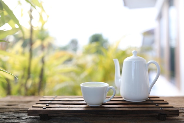 Théière blanche et tasse à thé