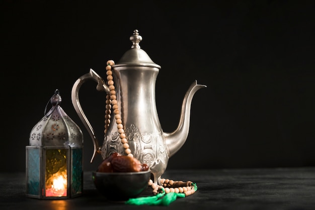 Photo théière avec bougie à côté préparé pour le jour du ramadan
